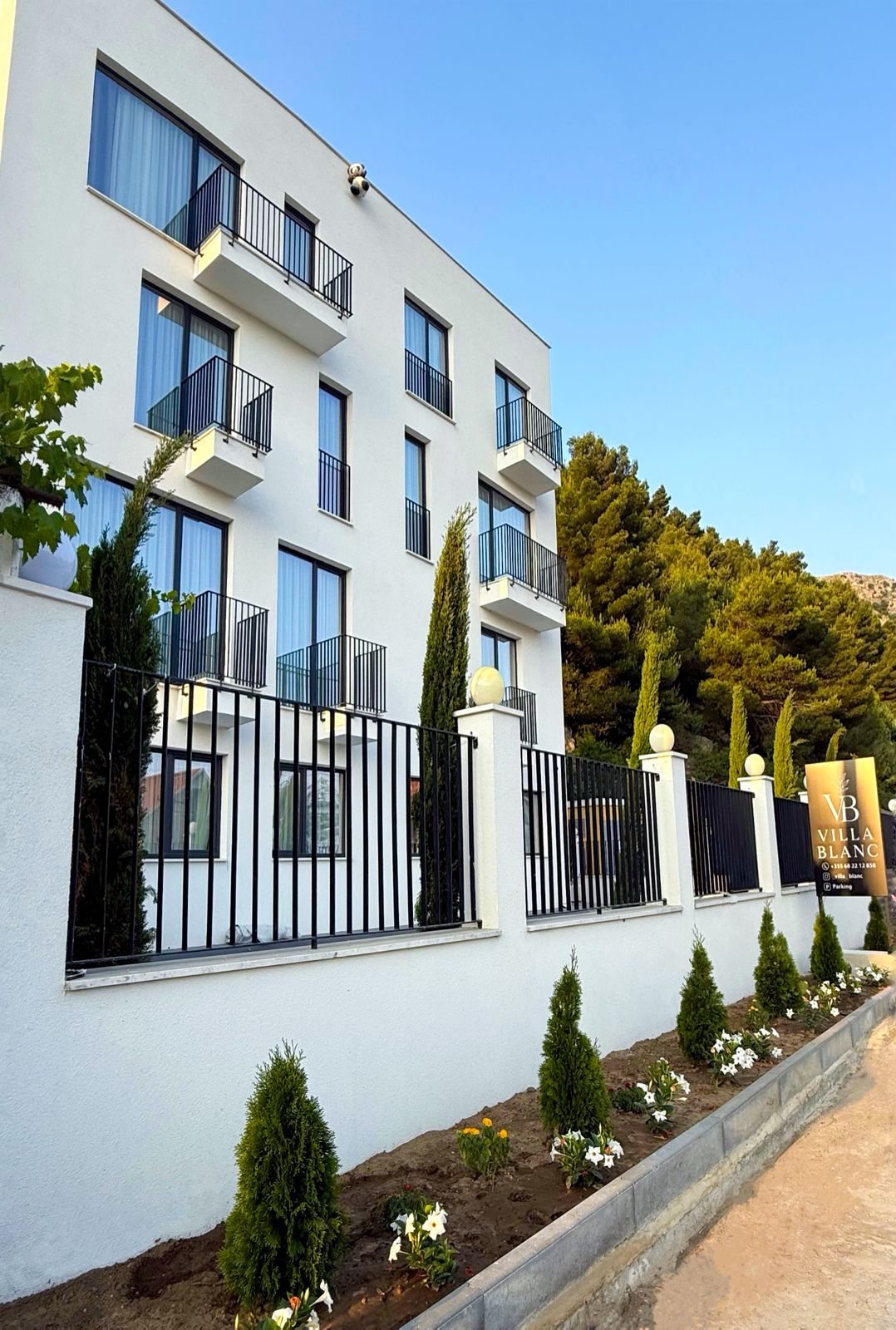 Villa Blanc exterior angle