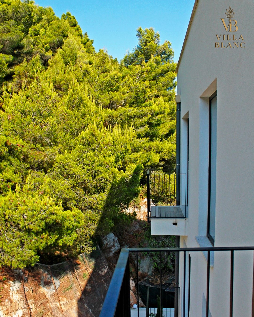 Villa Blanc and green hillside